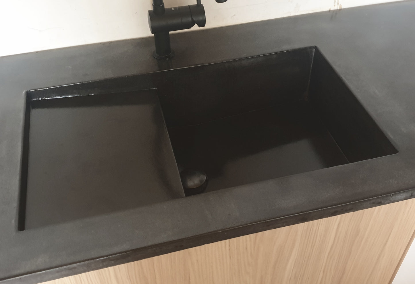 Siliconen knock-out plug t.b.v. betonnen wasbak